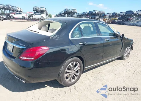 2015 Mercedes-Benz C 300 4Matic из США, поврежденный, VIN 55SWF4KB4FU002888